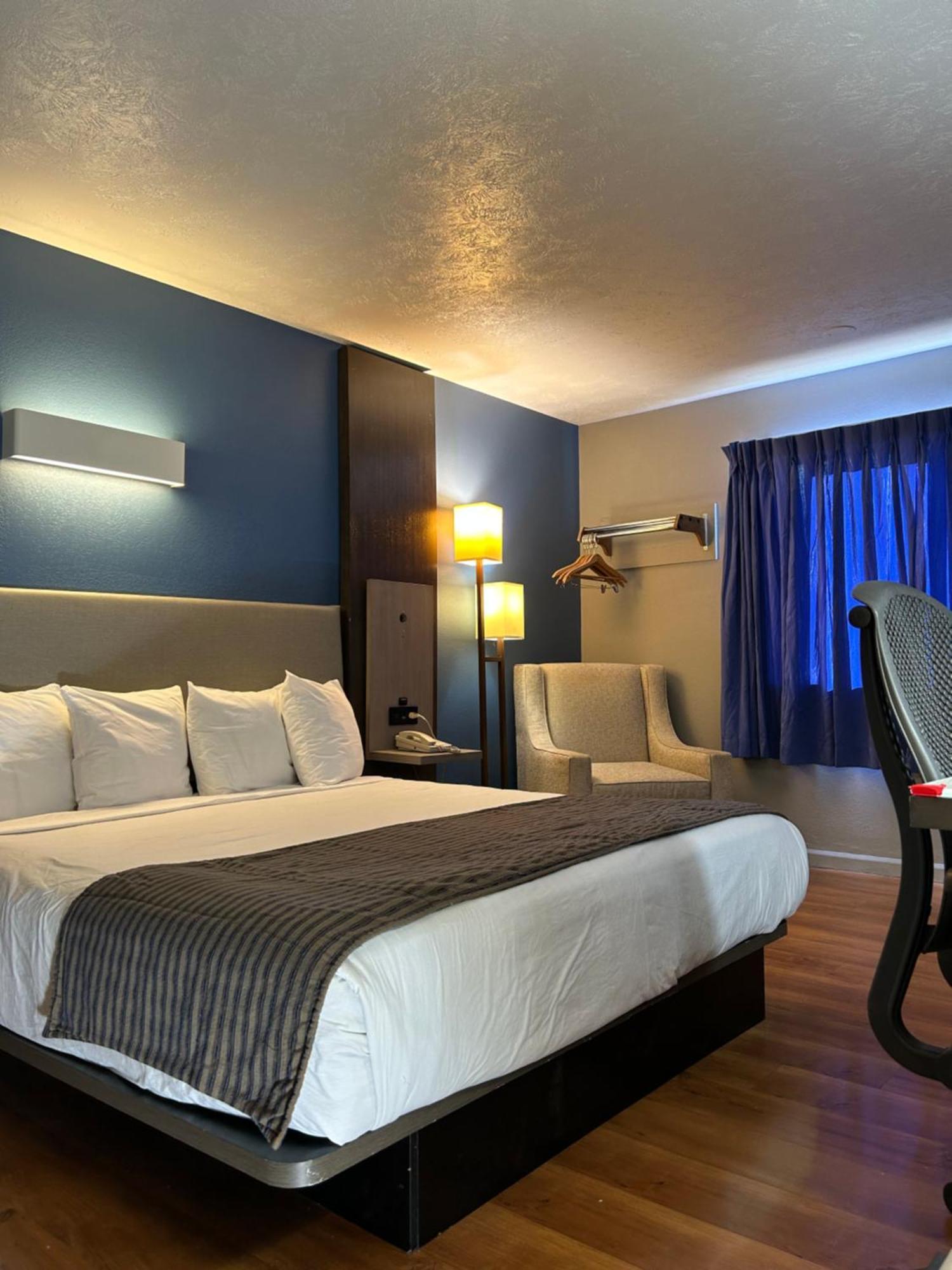 Rodeway Inn Emporia Exteriör bild